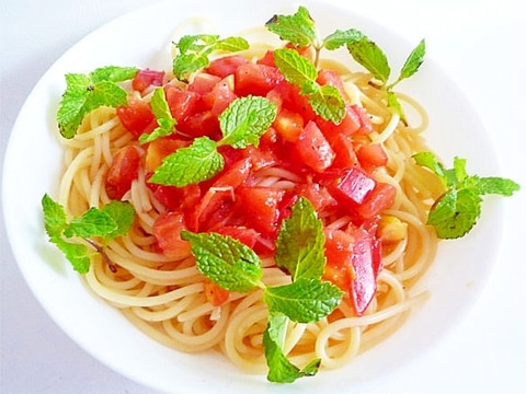 トマトとフレッシュミントの冷製パスタ